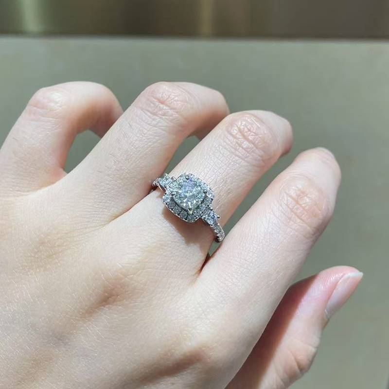轻奢枕形女戒S925银镀白金定制选款主石莫桑钻1.0ct/副石高碳钻